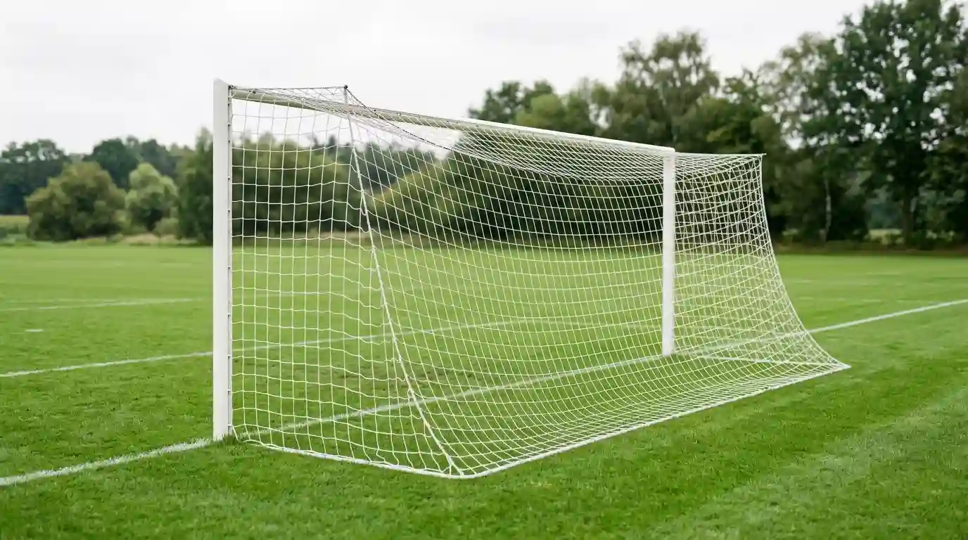 Fußballtor mit straffem Netz vom Spielfeld aus schräg betrachtet